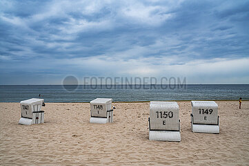 Heringsdorf  Usedom  Wolken ziehen ueber den leeren Sandstrand mit traditionellen Strandkoerben