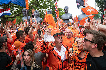 Berlin  Deutschland  Fans der niederlaendischen Fussballnationalmannschaft auf einem Fanwalk waehrend der UEFA EURO 2024