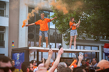 Berlin  Deutschland  Fans der niederlaendischen Fussballnationalmannschaft auf einem Fanwalk waehrend der UEFA EURO 2024