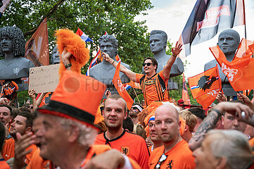 Berlin  Deutschland  Fans der niederlaendischen Fussballnationalmannschaft auf einem Fanwalk waehrend der UEFA EURO 2024