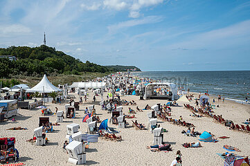 Heringsdorf  Usedom  Urlauber sonnen sich in traditionellen Strandkoerben und im Sand im Kaiserbad Heringsdorf