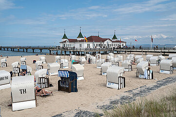 Ahlbeck  Usedom  Strandkoerbe am Ostseestrand mit der Seebruecke Ahlbeck im Hintergrund