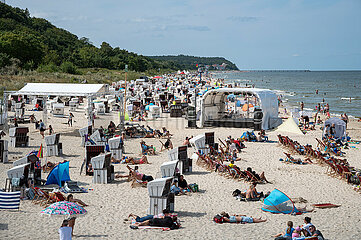 Heringsdorf  Usedom  Urlauber sonnen sich in traditionellen Strandkoerben und im Sand im Kaiserbad Heringsdorf