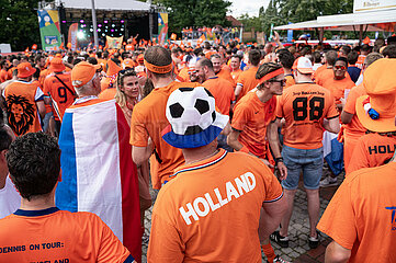 Berlin  Deutschland  Fans der niederlaendischen Fussballnationalmannschaft vor einem Fanwalk waehrend der UEFA EURO 2024