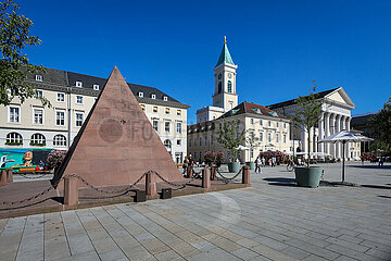 Pyramide  Marktplatz  Altstadt  Karlsruhe  Baden-Wuerttemberg  Deutschland