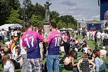 Berlin  Deutschland  Fussballfans der deutschen Mannschaft auf der Fanmeile waehrend der UEFA Fussball-EM