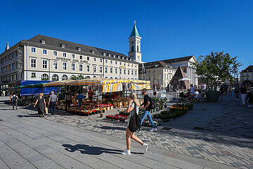 Blumenstand  Marktplatz  Altstadt  Karlsruhe  Baden-Wuerttemberg  Deutschland