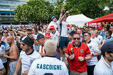 Berlin  Deutschland  Fans der englischen Fussballnationalmannschaft feiern auf dem Breitscheidplatz waehrend der UEFA EURO 2024