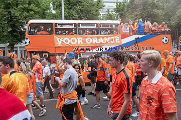 Berlin  Deutschland  Fans der niederlaendischen Fussballnationalmannschaft auf einem Fanwalk waehrend der UEFA EURO 2024