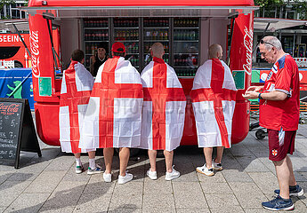 Berlin  Deutschland  Fans der englischen Fussballnationalmannschaft feiern auf dem Breitscheidplatz waehrend der UEFA EURO 2024