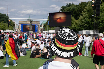 Berlin  Deutschland  Fussballfans der deutschen Mannschaft auf der Fanmeile waehrend der UEFA Fussball-EM