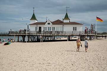 Ahlbeck  Usedom  Urlauber am Ostseestrand mit der Seebruecke Ahlbeck im Hintergrund