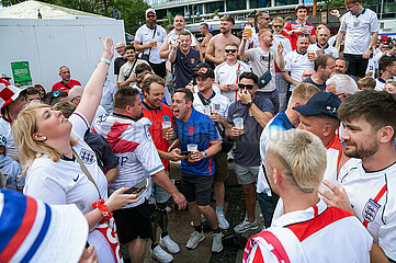 Berlin  Deutschland  Fans der englischen Fussballnationalmannschaft feiern auf dem Breitscheidplatz waehrend der UEFA EURO 2024