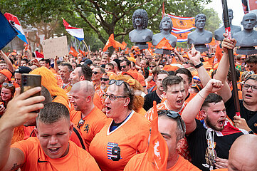 Berlin  Deutschland  Fans der niederlaendischen Fussballnationalmannschaft auf einem Fanwalk waehrend der UEFA EURO 2024