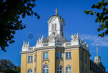 Schloss Karlsruhe  Schlossgarten  Karlsruhe  Baden-Wuerttemberg  Deutschland