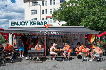 Berlin  Deutschland  Fans der niederlaendischen Fussballnationalmannschaft in einem Doenerladen waehrend der UEFA EURO 2024