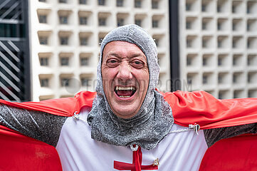 Berlin  Deutschland  Portraet eines Fans der englischen Fussballnationalmannschaft auf dem Breitscheidplatz waehrend der UEFA EURO 2024