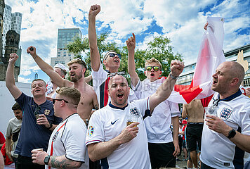 Berlin  Deutschland  Fans der englischen Fussballnationalmannschaft feiern auf dem Breitscheidplatz waehrend der UEFA EURO 2024