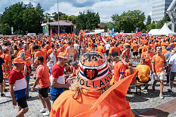 Berlin  Deutschland  Fans der niederlaendischen Fussballnationalmannschaft vor einem Fanwalk waehrend der UEFA EURO 2024