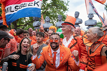 Berlin  Deutschland  Fans der niederlaendischen Fussballnationalmannschaft auf einem Fanwalk waehrend der UEFA EURO 2024