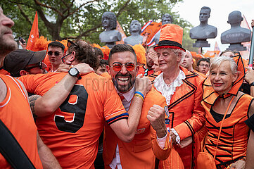 Berlin  Deutschland  Fans der niederlaendischen Fussballnationalmannschaft auf einem Fanwalk waehrend der UEFA EURO 2024