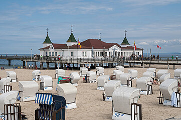 Ahlbeck  Usedom  Strandkoerbe am Ostseestrand mit der Seebruecke Ahlbeck im Hintergrund