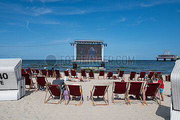 Heringsdorf  Usedom  Urlauber sitzen am Strand und schauen einen Film im Open-Air-Kino