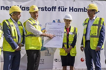 Jens Kerstan  Senator für Umelt  Klima  Energie  Bundesminister Robert Habeck  Dr. Alexandra von Bernsttorff  Geschäftsführerin Luxcara  Michael Dammann  Geschäftsführer Gasnetz Hamburg