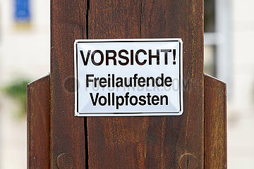 Symbolisches Schild VORSICHT! Freilaufende Vollpfosten