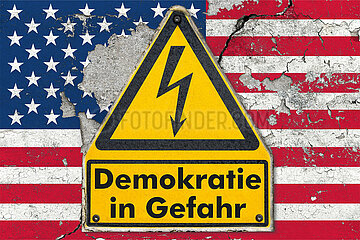 Symbolisches Warnschild Demokratie in Gefahr