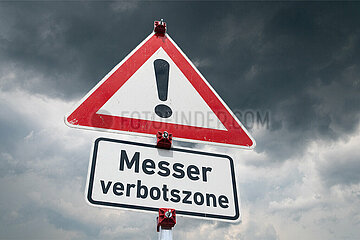 Symbolisches Warnschild Messerverbotszone