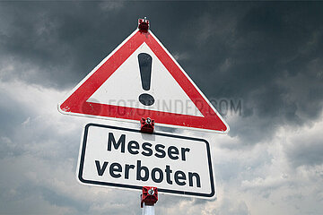 Symbolisches Warnschild Messer verboten