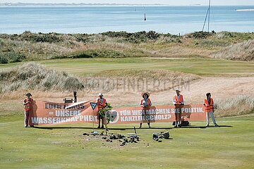 Sylt: Letzte Generation pflanzt Blumen auf Golfplatz Budersand