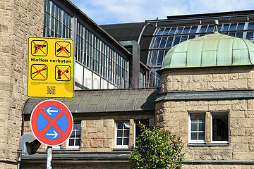 Waffenverbotsschild im Hamburger Hauptbahnhof