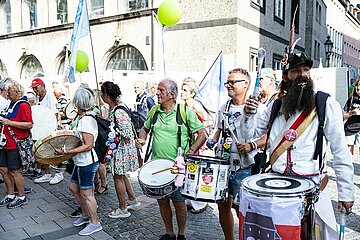 Verschwörungsideologische / Pro-Russische Friedensdemo in München