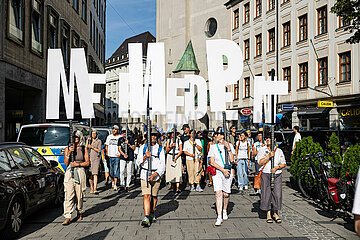 Verschwörungsideologische / Pro-Russische Friedensdemo in München