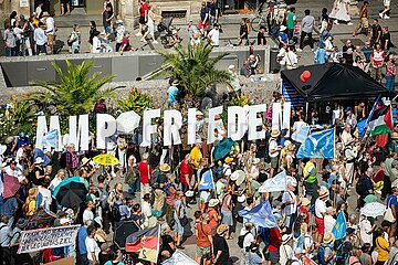 Verschwörungsideologische / Pro-Russische Friedensdemo in München