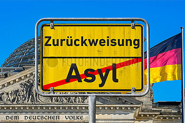 Symbolisches Ortsschild Zurueckweisung - Asyl