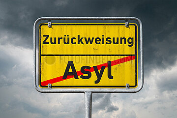 Symbolisches Ortsschild Zurueckweisung - Asyl