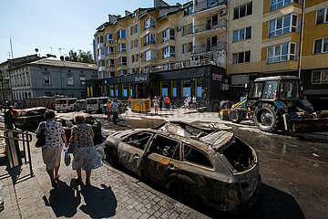 Ukraine  Lwiw - Ukraine-Krieg: Aufraeumarbeiten nach russischen Raketen- und Drohnenangriff auf Wohnviertel im Zentrum (7 Tote  ca. 30 Verletzte)