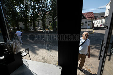 Ukraine  Lwiw - Ukraine-Krieg: Blick aus einem beschaedigten Imbiss nach russischen Raketen- und Drohnenangriff auf Wohnviertel im Zentrum (7 Tote  ca. 30 Verletzte)