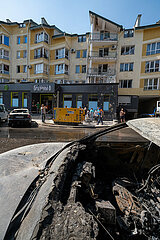 Ukraine  Lwiw - Ukraine-Krieg: Autowrack nach russischen Raketen- und Drohnenangriff auf Wohnviertel im Zentrum (7 Tote  ca. 30 Verletzte)