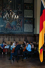 Deutschland  Bremen - Musikalische Begleitung bei einer Einbuergerungsfeier in der in der Oberen Rathaushalle