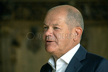 Deutschland  Bremen - Bundeskanzler Olaf Scholz spricht bei Einbuergerungsfeier in der in der Oberen Rathaushalle