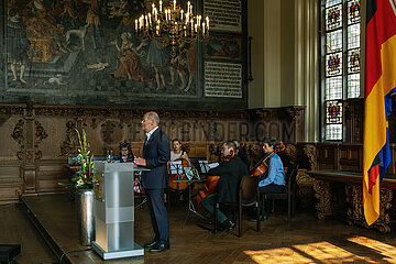 Deutschland  Bremen - Bundeskanzler Olaf Scholz spricht bei Einbuergerungsfeier in der in der Oberen Rathaushalle