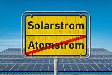 Symbolisches Ortsschild Solarstrom Atomstrom