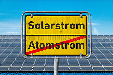 Symbolisches Ortsschild Solarstrom Atomstrom