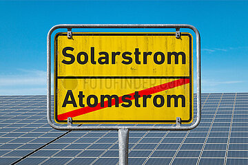 Symbolisches Ortsschild Solarstrom Atomstrom