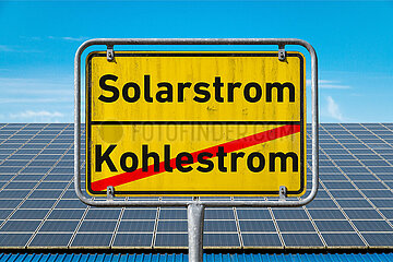 Symbolisches Ortsschild Solarstrom Kohlestrom