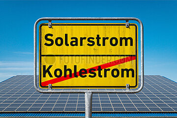 Symbolisches Ortsschild Solarstrom Kohlestrom